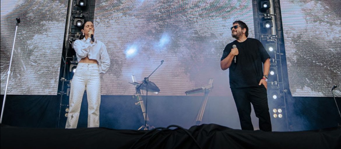 Javiera Mena y Santiago Motorizado